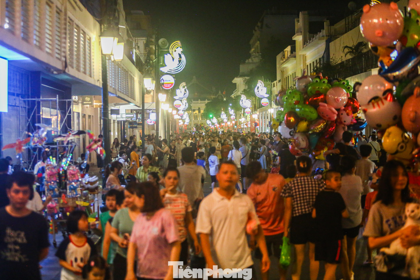 Người dân kéo về phố đi bộ hồ Hoàn Kiếm tại khu vực phố Tràng Tiền. Người dân kéo về phố đi bộ hồ Hoàn Kiếm tại khu vực phố Tràng Tiền.