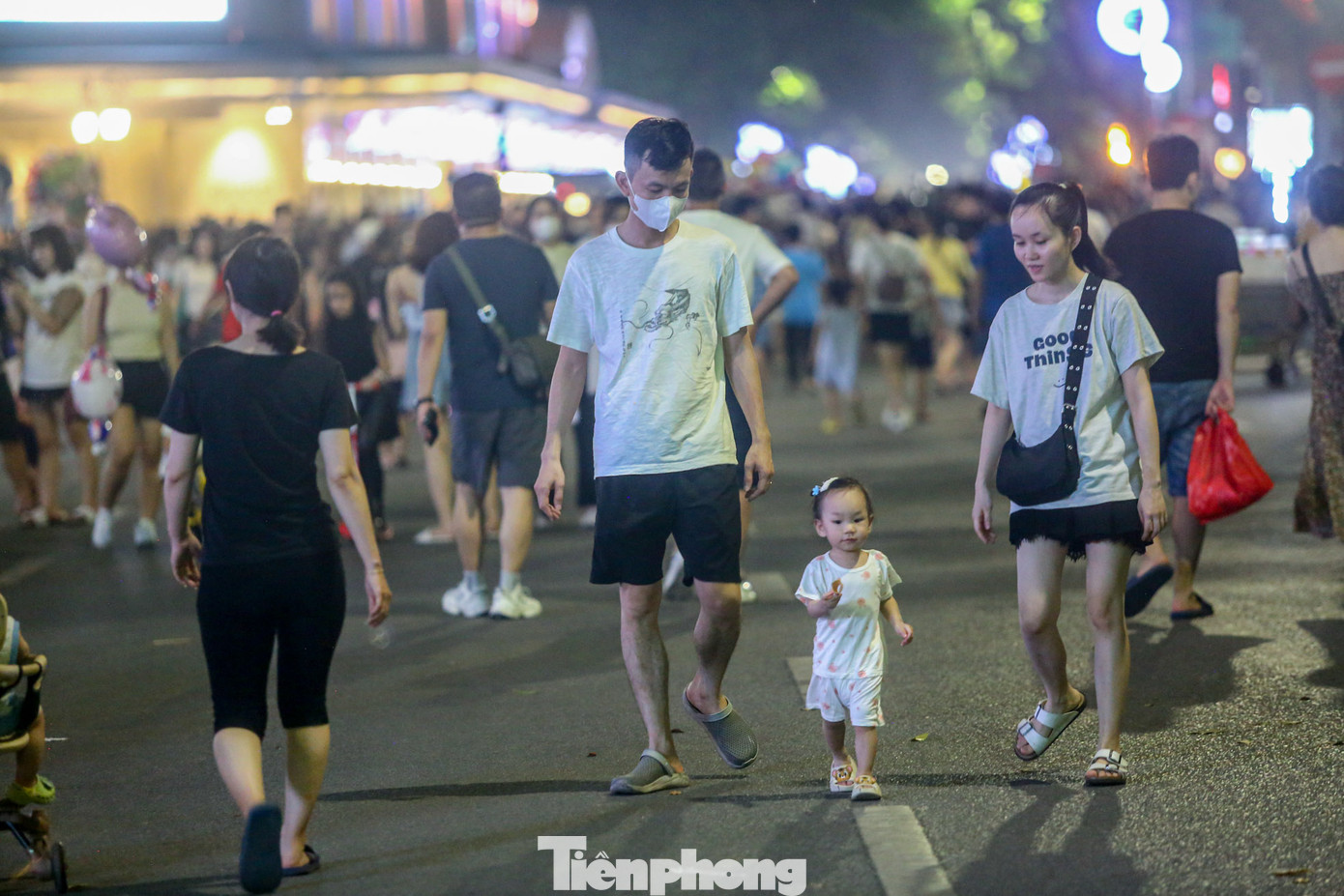 Do thời tiết nắng nóng, nhiệt độ lên đến 40 độ C nên nhiều người dân và du khách chọn ở lại Hà Nội trong kỳ nghỉ lễ 30/4-1/5. "Gia đình chúng tôi có kế hoạch đi Hòa Bình, tuy nhiên do thời tiết nắng nóng, nhà còn có con nhỏ nên quyết định ở lại Hà Nội. Buổi tối mát trời thì tôi cho các cháu lên đây để tận hưởng không khí ngày lễ", anh Hiệp (Ba Đình, Hà Nội) chia sẻ. Do thời tiết nắng nóng, nhiệt độ lên đến 40 độ C nên nhiều người dân và du khách chọn ở lại Hà Nội trong kỳ nghỉ lễ 30/4-1/5. "Gia đình chúng tôi có kế hoạch đi Hòa Bình, tuy nhiên do thời tiết nắng nóng, nhà còn có con nhỏ nên quyết định ở lại Hà Nội. Buổi tối mát trời thì tôi cho các cháu lên đây để tận hưởng không khí ngày lễ", anh Hiệp (Ba Đình, Hà Nội) chia sẻ.