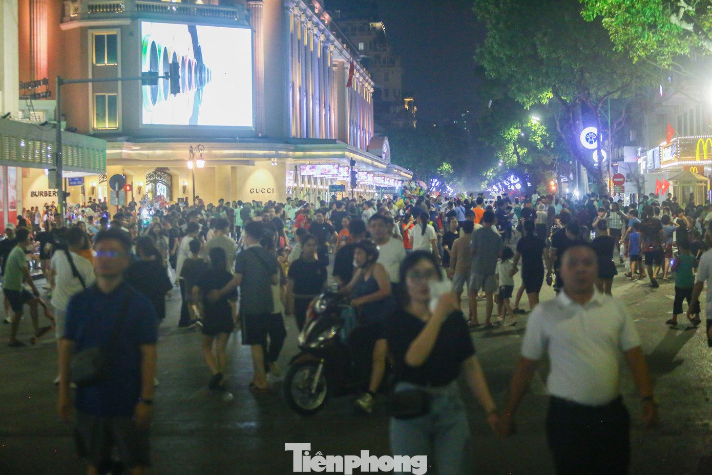 Phố Đinh Tiên Hoàng chật ních người trong ngày nghỉ lễ. Phố Đinh Tiên Hoàng chật ních người trong ngày nghỉ lễ.