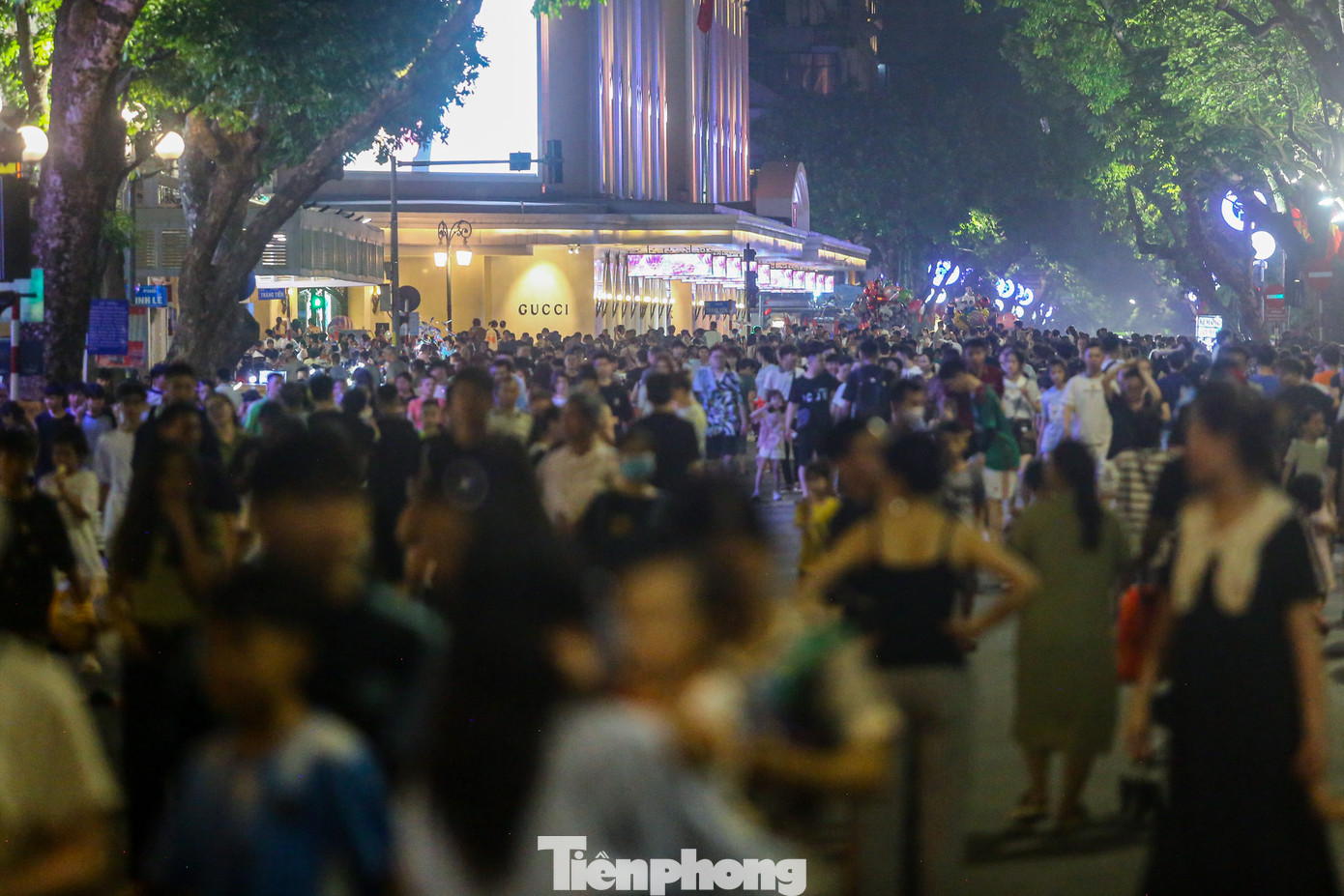 Phố Đinh Tiên Hoàng chật ních người trong ngày nghỉ lễ. Phố Đinh Tiên Hoàng chật ních người trong ngày nghỉ lễ.