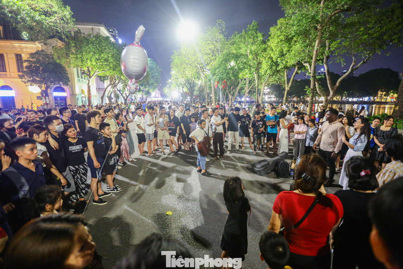 Các hoạt động ca nhạc, nhảy ở khu vực phố đi bộ hồ Gươm đều thu hút được đông người dân và du khách đứng lại xem. Các hoạt động ca nhạc, nhảy ở khu vực phố đi bộ hồ Gươm đều thu hút được đông người dân và du khách đứng lại xem.