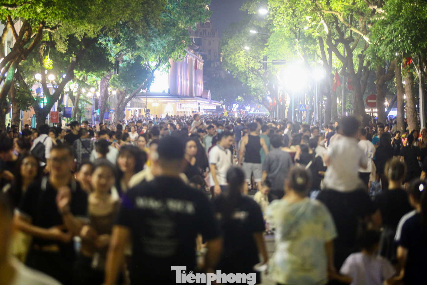 Ghi nhận của PV, vào thời điểm chiều tối, khi trời không còn nắng, nhiệt độ giảm xuống còn khoảng 30 độ C, hàng nghìn người dân và du khách đã đến tham quan, vui chơi tại phố đi bộ hồ Gươm (quận Hoàn Kiếm, Hà Nội) trong kỳ nghỉ lễ 30/4-1/5. Ghi nhận của PV, vào thời điểm chiều tối, khi trời không còn nắng, nhiệt độ giảm xuống còn khoảng 30 độ C, hàng nghìn người dân và du khách đã đến tham quan, vui chơi tại phố đi bộ hồ Gươm (quận Hoàn Kiếm, Hà Nội) trong kỳ nghỉ lễ 30/4-1/5.