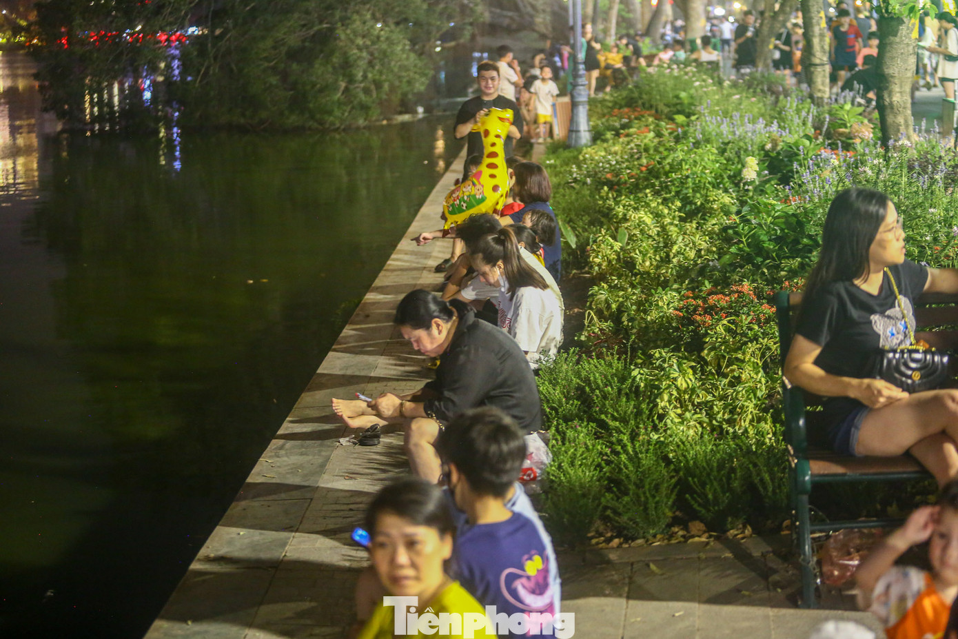 Thời tiết vào chiều tối mát rượi, nhiệt độ chỉ khoảng 30 độ C,nên nhiều người quyết định lên phố đi bộ để "hóng gió". Khu vực bờ kè mới chật ních người ngồi. Thời tiết vào chiều tối mát rượi, nhiệt độ chỉ khoảng 30 độ C,nên nhiều người quyết định lên phố đi bộ để "hóng gió". Khu vực bờ kè mới chật ních người ngồi.