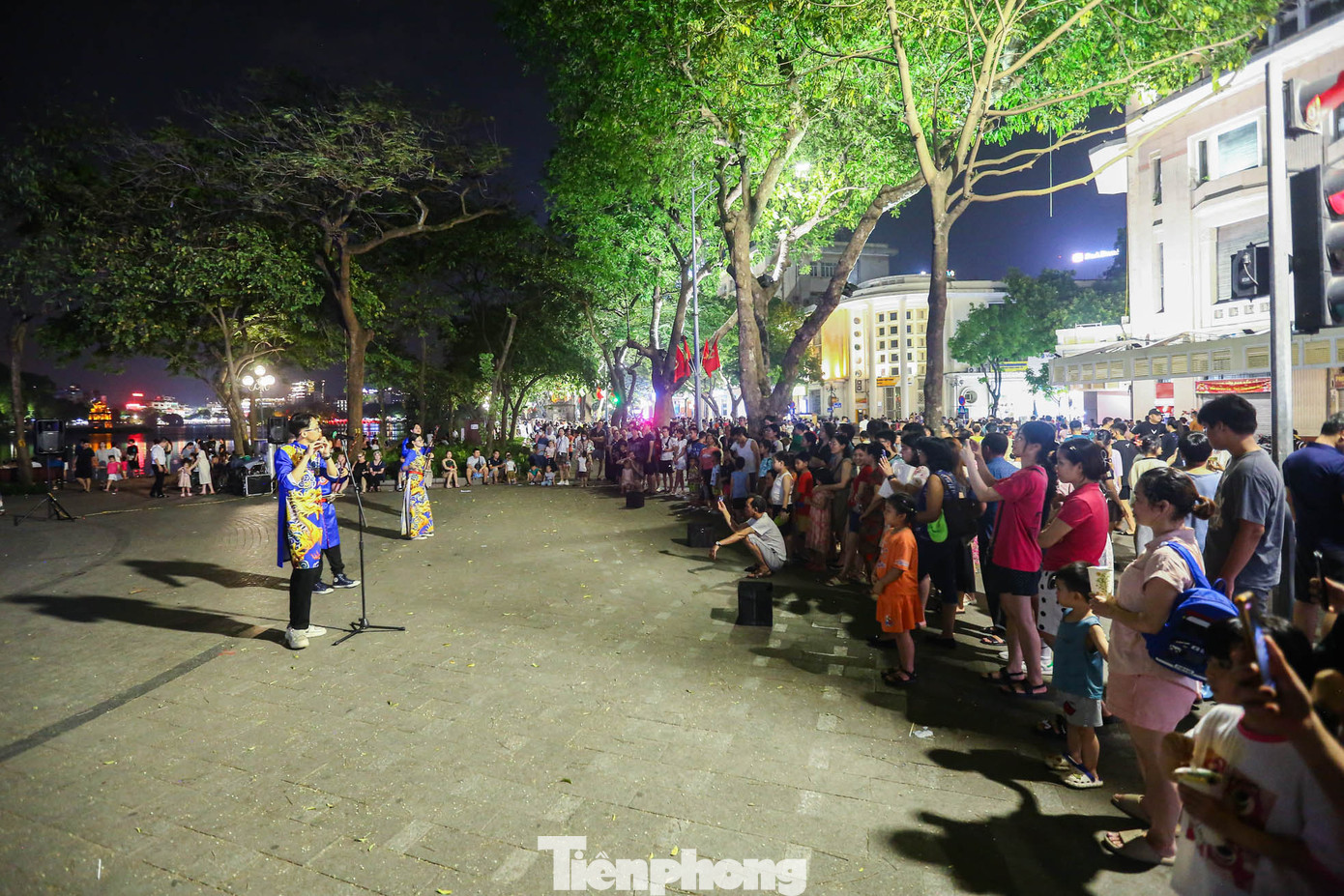 Các hoạt động ca nhạc, nhảy ở khu vực phố đi bộ hồ Gươm đều thu hút được đông người dân và du khách đứng lại xem. Các hoạt động ca nhạc, nhảy ở khu vực phố đi bộ hồ Gươm đều thu hút được đông người dân và du khách đứng lại xem.