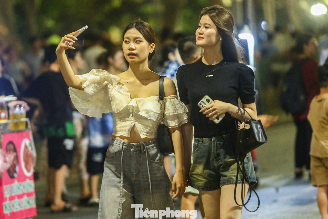 Do thời tiết nắng nóng, nhiệt độ lên đến 40 độ C nên nhiều người dân và du khách chọn ở lại Hà Nội trong kỳ nghỉ lễ 30/4-1/5. "Gia đình chúng tôi có kế hoạch đi Hòa Bình, tuy nhiên do thời tiết nắng nóng, nhà còn có con nhỏ nên quyết định ở lại Hà Nội. Buổi tối mát trời thì tôi cho các cháu lên đây để tận hưởng không khí ngày lễ", anh Hiệp (Ba Đình, Hà Nội) chia sẻ. Do thời tiết nắng nóng, nhiệt độ lên đến 40 độ C nên nhiều người dân và du khách chọn ở lại Hà Nội trong kỳ nghỉ lễ 30/4-1/5. "Gia đình chúng tôi có kế hoạch đi Hòa Bình, tuy nhiên do thời tiết nắng nóng, nhà còn có con nhỏ nên quyết định ở lại Hà Nội. Buổi tối mát trời thì tôi cho các cháu lên đây để tận hưởng không khí ngày lễ", anh Hiệp (Ba Đình, Hà Nội) chia sẻ.