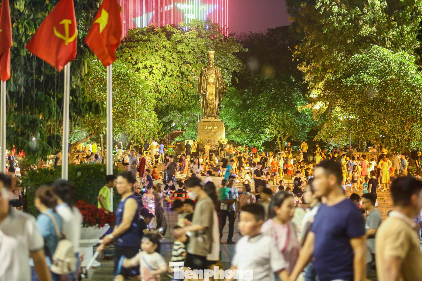 Vườn hoa Lý Thái Tổ thu hút rất đông du khách. Vườn hoa Lý Thái Tổ thu hút rất đông du khách.