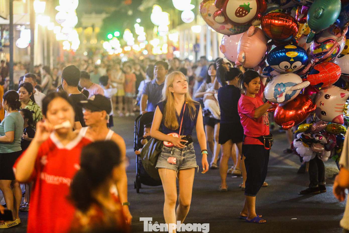 Theo thông báo của UBND quận Hoàn Kiếm, hoạt động các không gian đi bộ trên địa bàn trong dịp nghỉ lễ 30/4 và 1/5 được kéo dài từ ngày 26/4 đến hết ngày 1/5, xuyên suốt 6 ngày, bắt đầu từ 19h ngày 26/4 đến 24h ngày 1/5. Các tuyến phố đi bộ khu vực phố cổ sẽ từ 19h-24h các ngày từ thứ sáu đến thứ tư (tức từ ngày 26-4 đến hết ngày 1-5). Theo thông báo của UBND quận Hoàn Kiếm, hoạt động các không gian đi bộ trên địa bàn trong dịp nghỉ lễ 30/4 và 1/5 được kéo dài từ ngày 26/4 đến hết ngày 1/5, xuyên suốt 6 ngày, bắt đầu từ 19h ngày 26/4 đến 24h ngày 1/5. Các tuyến phố đi bộ khu vực phố cổ sẽ từ 19h-24h các ngày từ thứ sáu đến thứ tư (tức từ ngày 26-4 đến hết ngày 1-5).