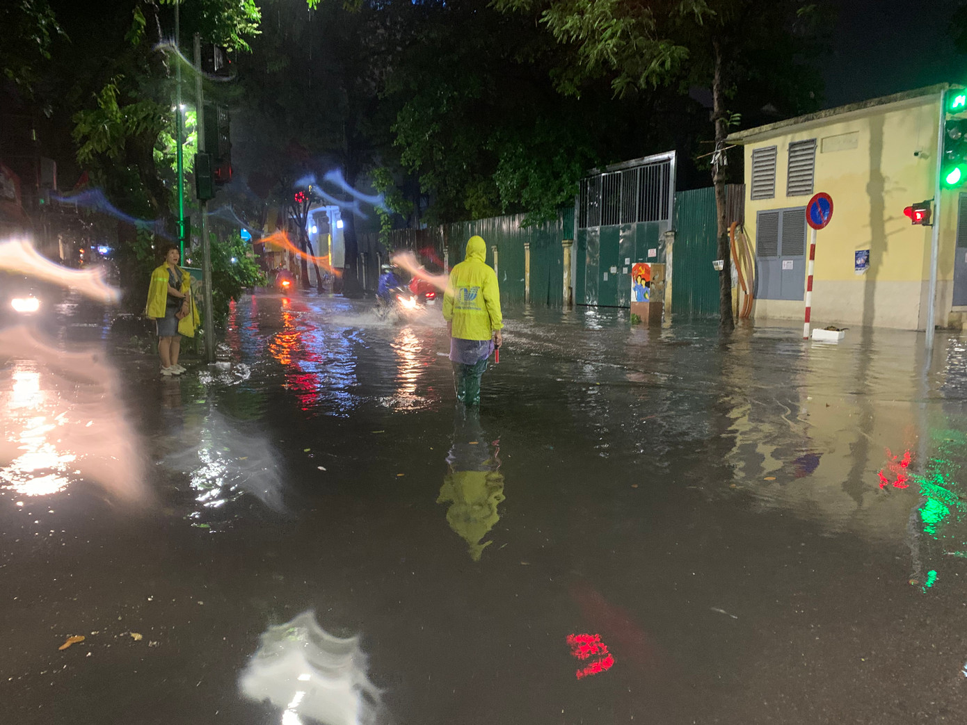 Lực lượng chức năng có mặt để điều tiết, thoát nước.