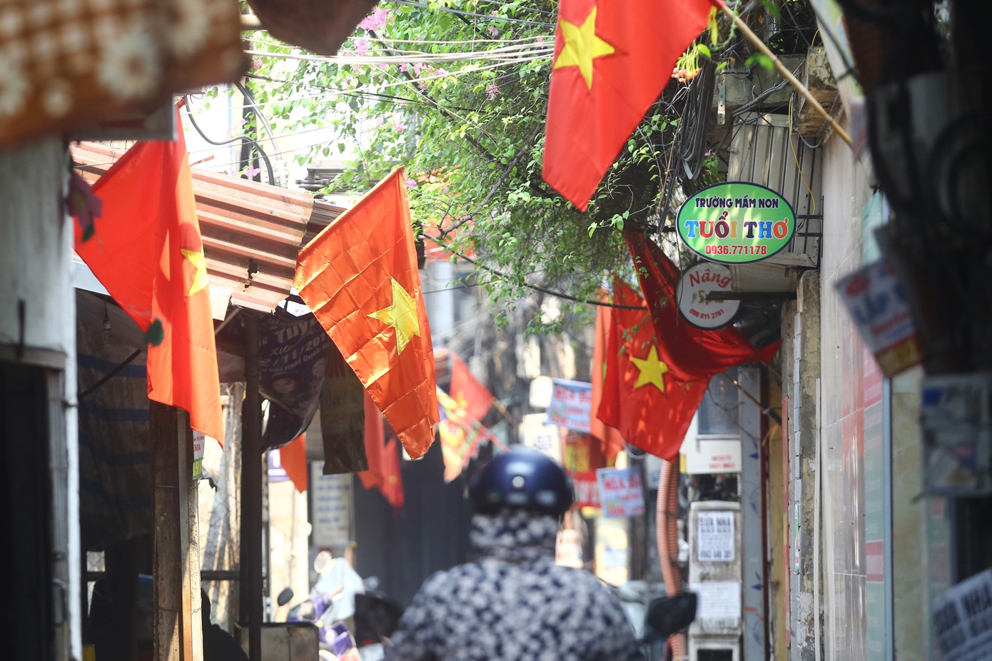 Ngõ nhỏ trên phố Tôn Đức Thắng rợp bóng cờ Tổ quốc.
