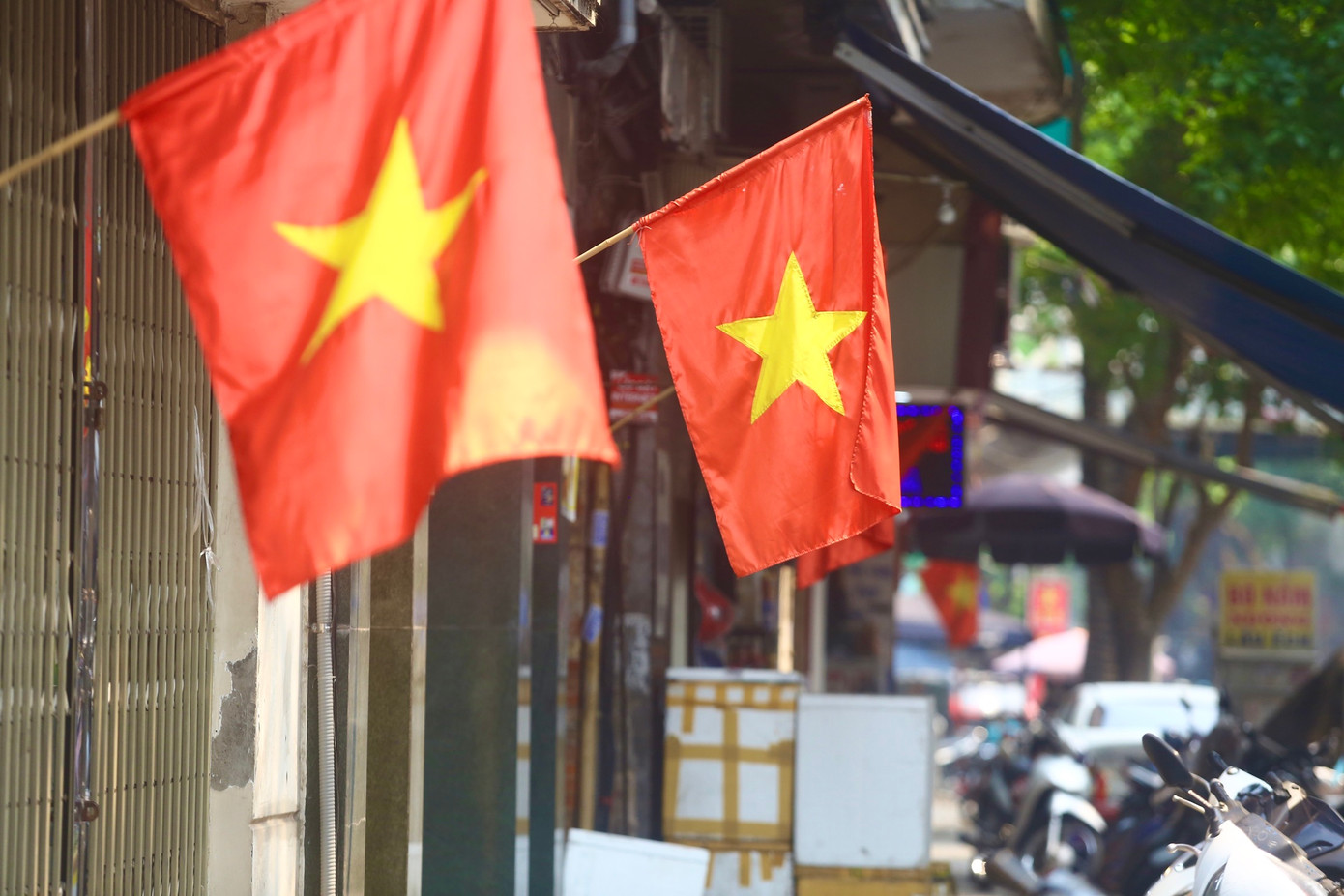 Ngõ nhỏ, phố nhỏ rực rỡ màu Quốc kỳ.