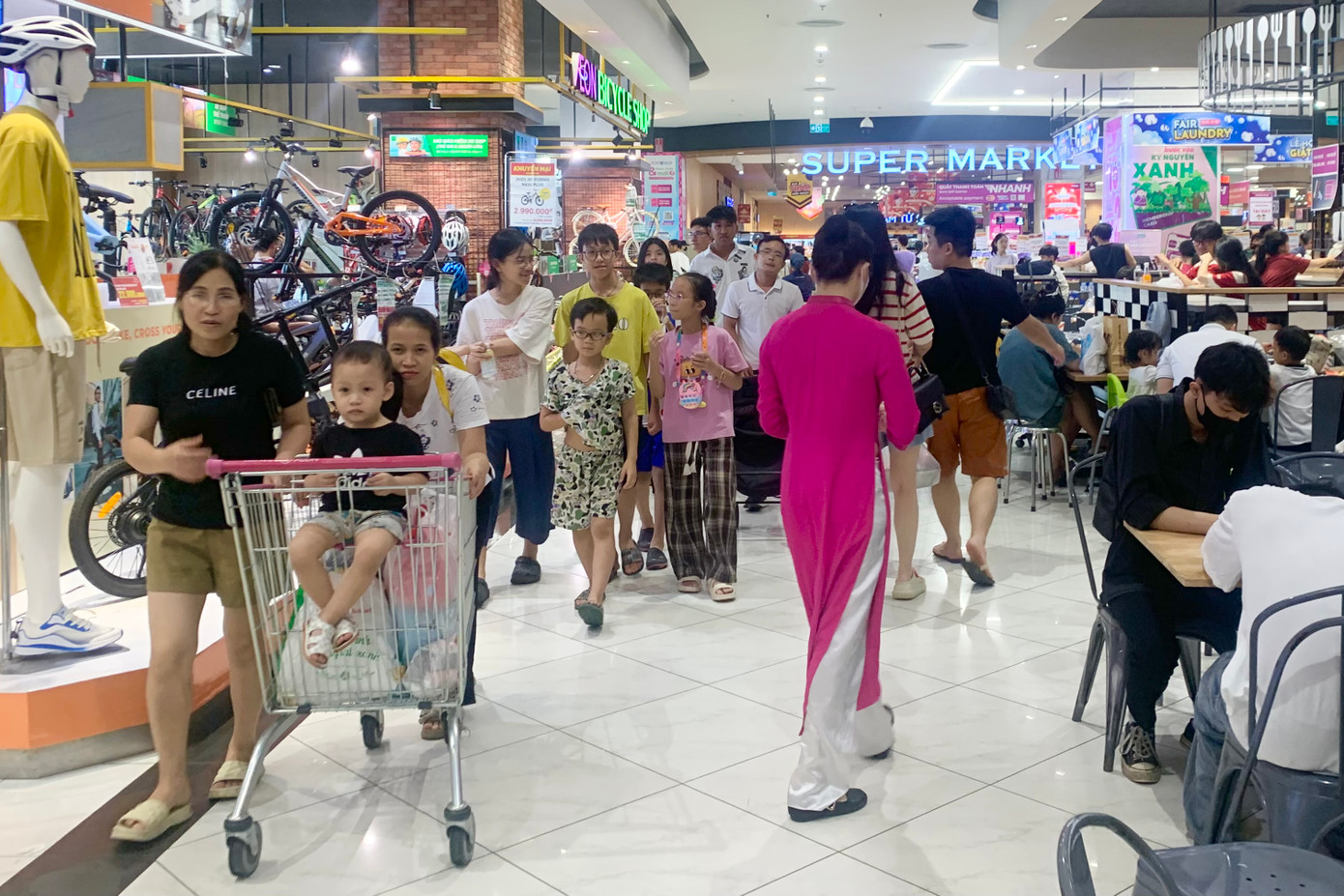 Tại trung tâm thương mại (TTTM) Aeon Mall Hà Đông, rất đông người dân tranh thủ ngày nghỉ nghỉ lễ đã có mặt tại đây từ sớm. Các lối đi tại đây đều tấp nập, kẻ ra người vào không ngớt.