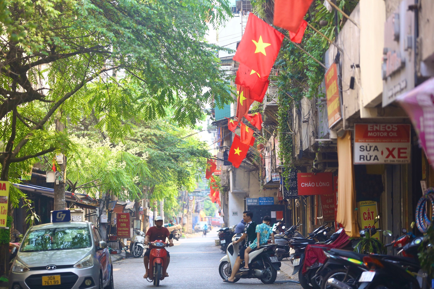 Góc phố Trần Quý Cáp rực rỡ màu cờ.