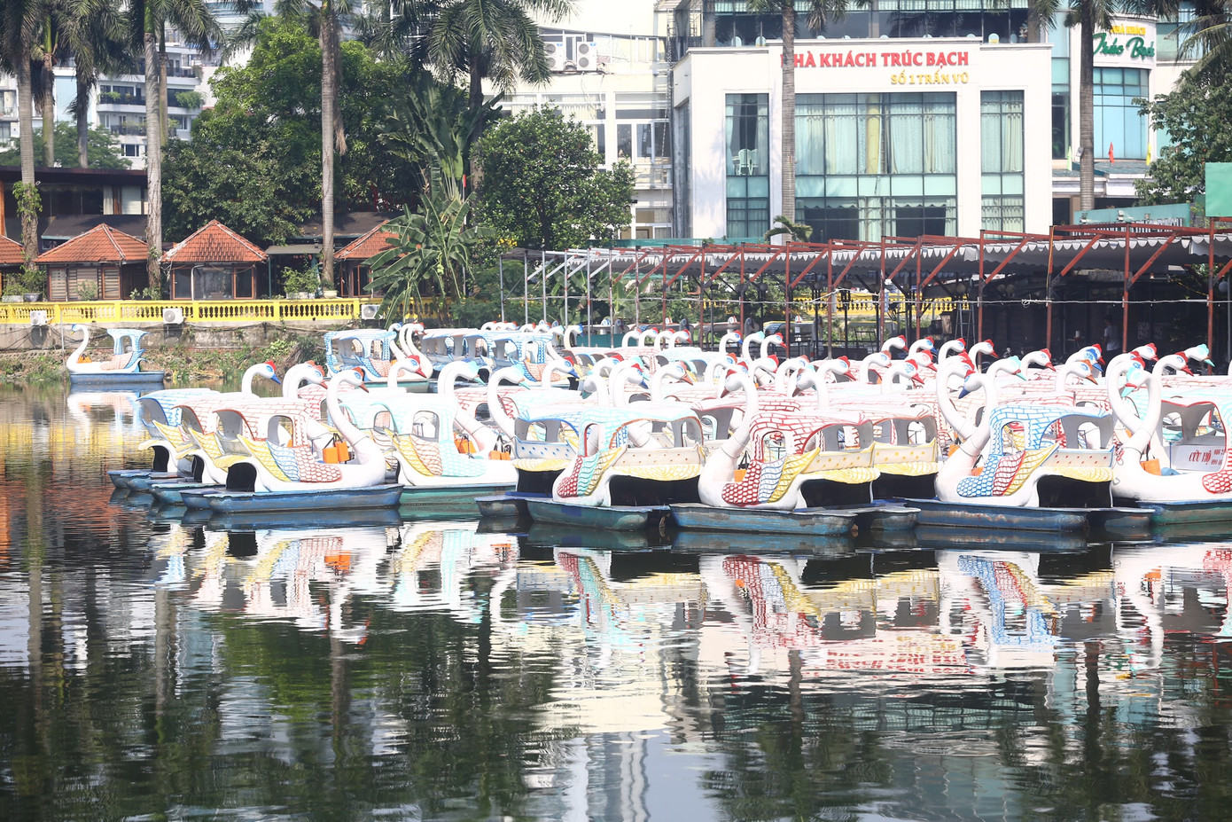 Thuyền thiên nga đạp nước "ế khách" trong ngày đầu tiên kỳ nghỉ lễ.