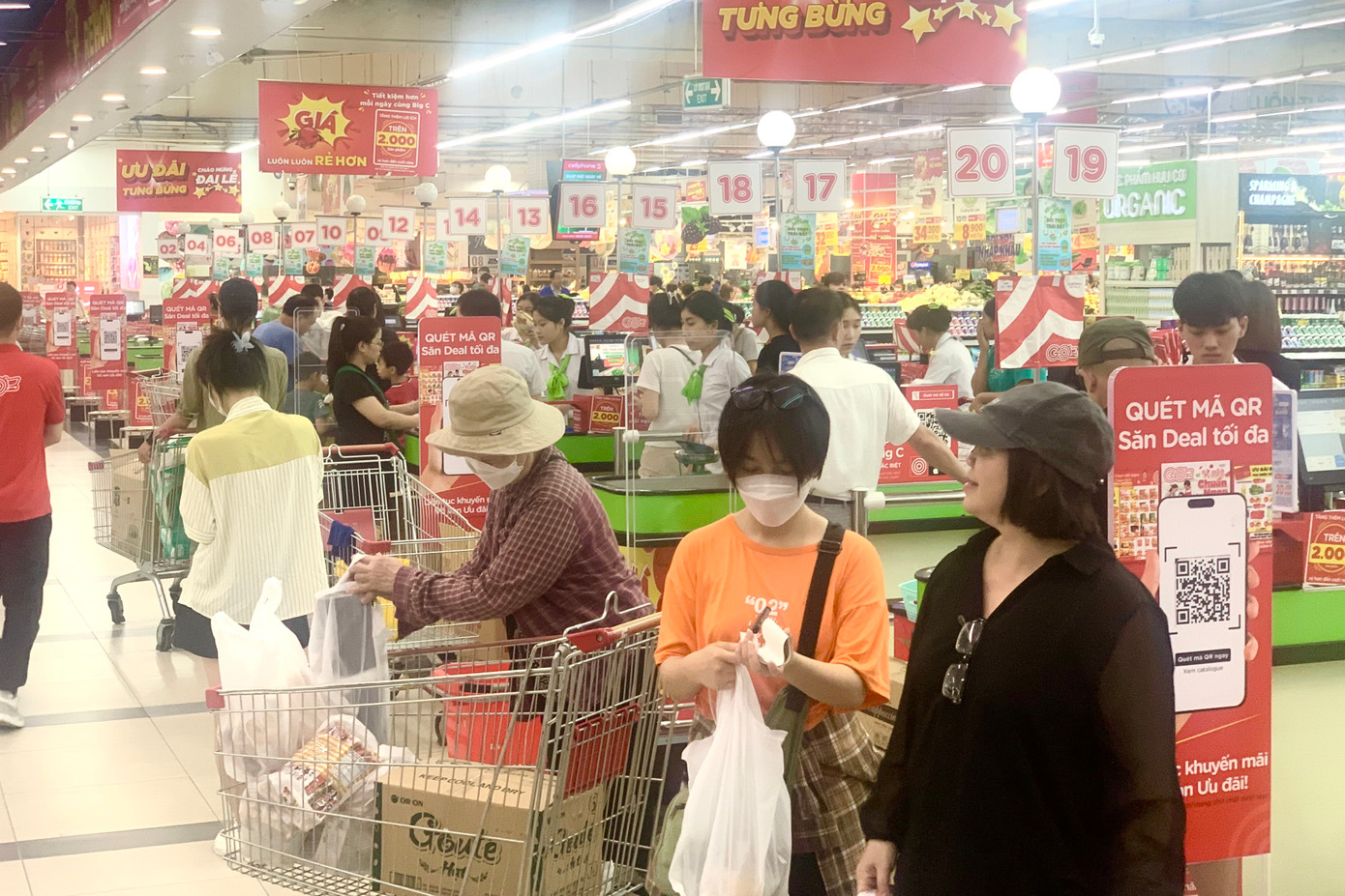 Tương tự, tại Big C Thăng Long (quận Cầu Giấy, Hà Nội), nhiều người dân đổ xô đến đây để mua sắm, tránh nắng.