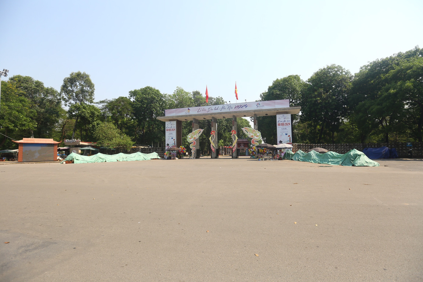 Tại khu vực phố đi bộ Trần Nhân Tông, công viên Thống Nhất (quận Hai Bà Trưng, Hà Nội) nơi đang diễn ra Lễ hội Du lịch Hà Nội xuyên suốt những ngày lễ chịu cảnh vắng khách khi trời nóng như đổ lửa.