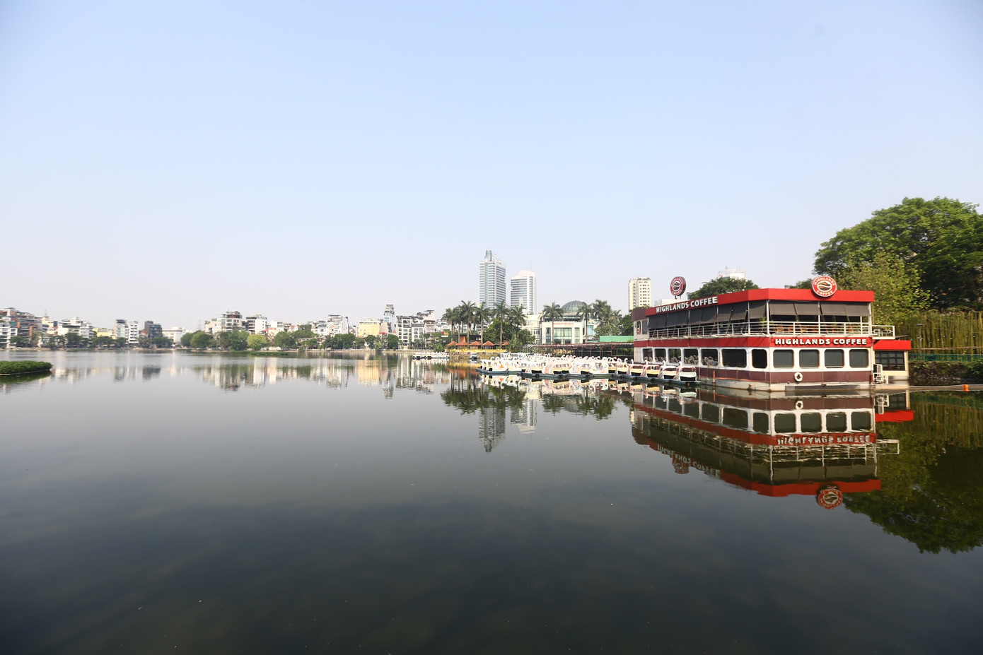 Khu vực hồ Trúc Bạch vắng lặng, không còn cảnh các thuyền đạp vịt đầy hồ.