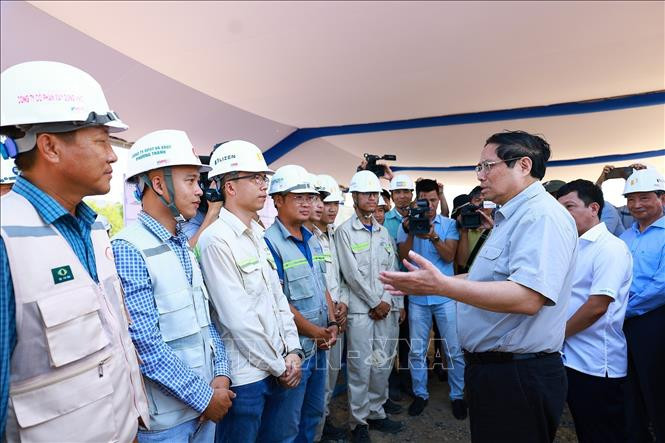 Thủ tướng Phạm Minh Chính với công nhân thi công Dự án cao tốc Vân Phong - Nha Trang. Thủ tướng Phạm Minh Chính với công nhân thi công Dự án cao tốc Vân Phong - Nha Trang.