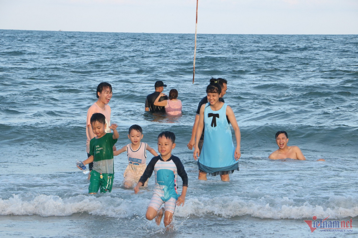 Biển Vũng Tàu chiều nay ít sóng, thuận lợi để du khách tắm. Ảnh: Q.H