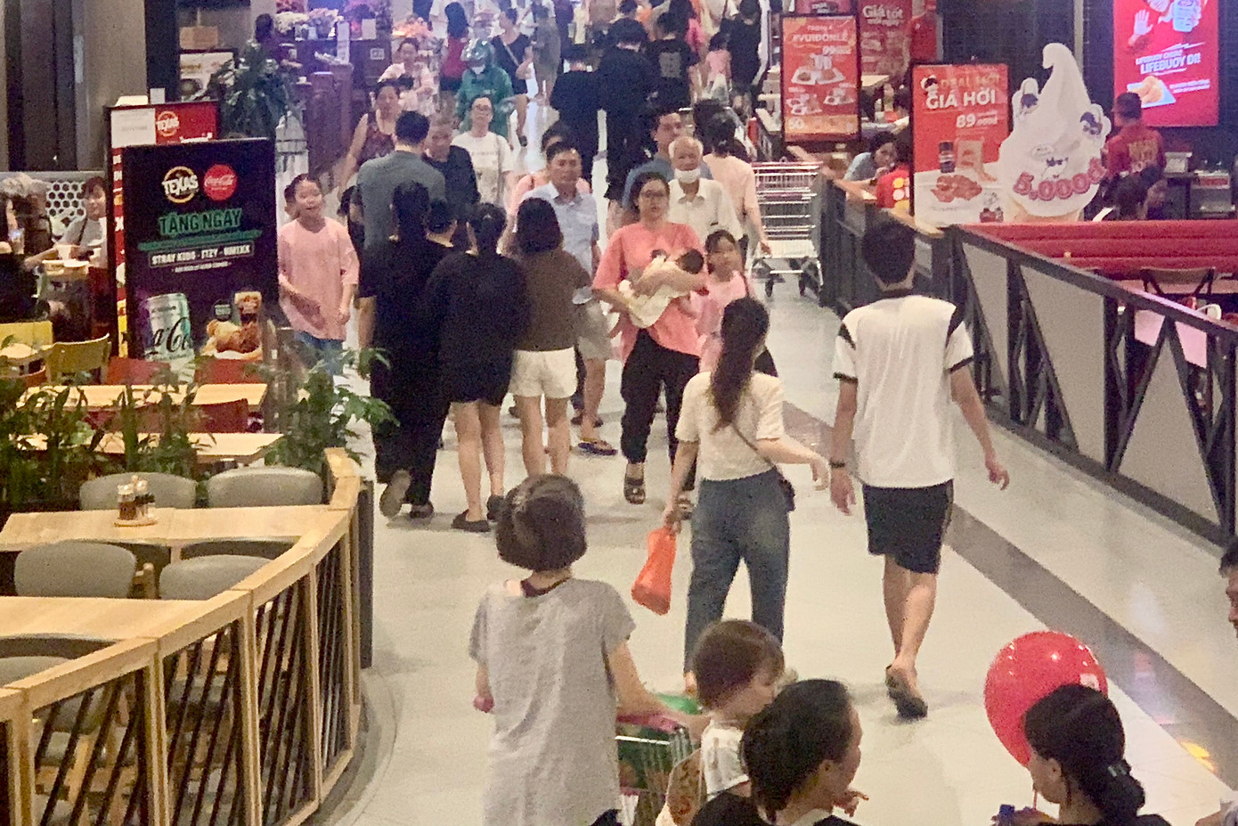 "Gia đình có ý định đi nghỉ mát, cắm trại ở khu vực quanh Hà Nội. Tuy nhiên thời tiết quá nóng, trẻ còn quá nhỏ, vì vậy chúng tôi đưa các cháu đến TTTM để vui chơi trong ngày nghỉ lễ này", chị Trang (Ba Đình, Hà Nội) chia sẻ.