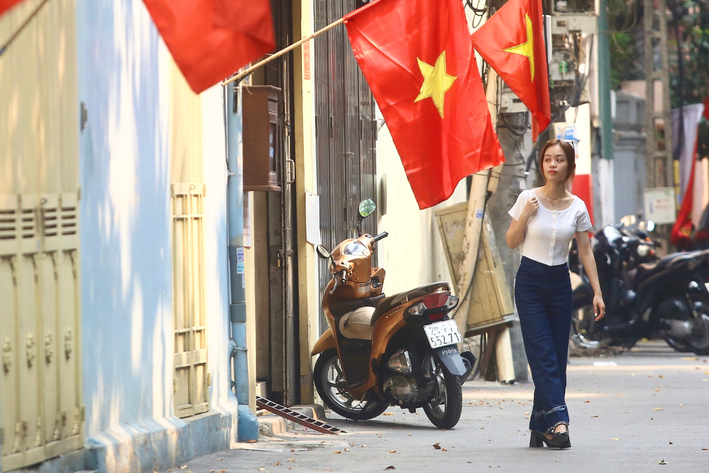 Thiếu nữ thả dáng bên Quốc kỳ ngày 30/4.