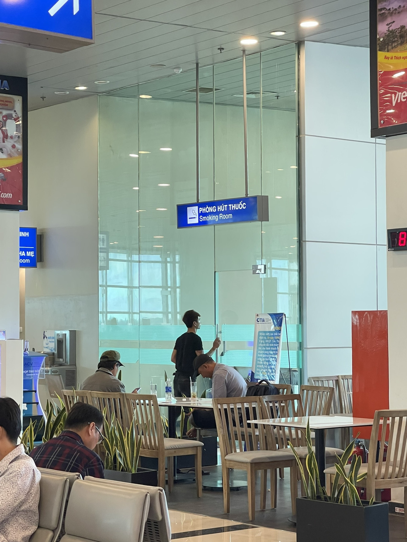 Khu vực được phép hút thuốc duy nhất ở sân bay là ở phòng cách ly trong khu vực ngồi chờ sau khi soi chiếu an ninh.