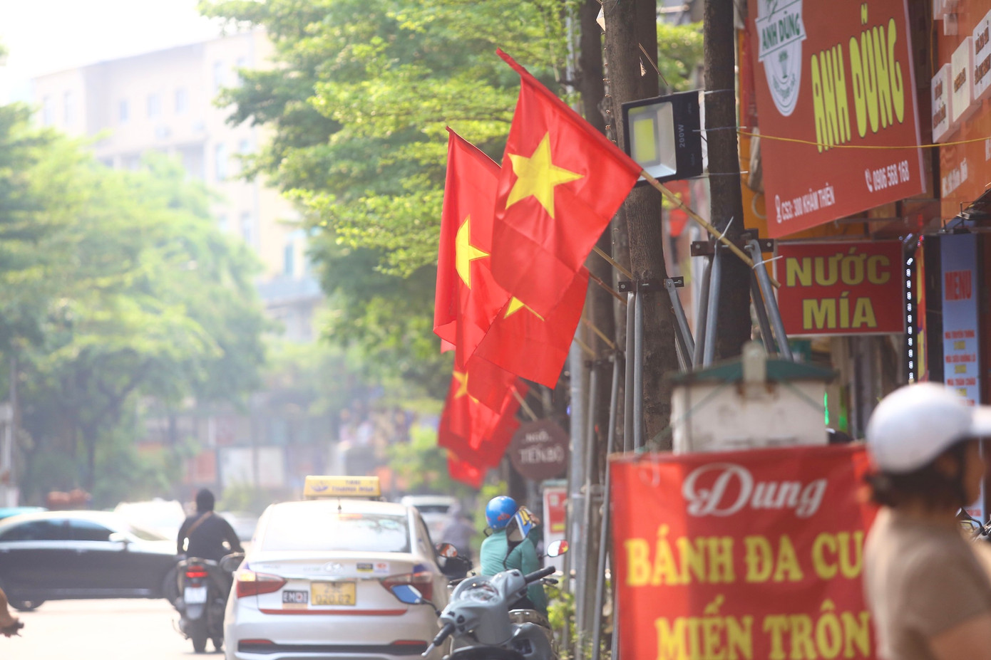 Hàng cờ thẳng tắp trên phố Khâm Thiên.