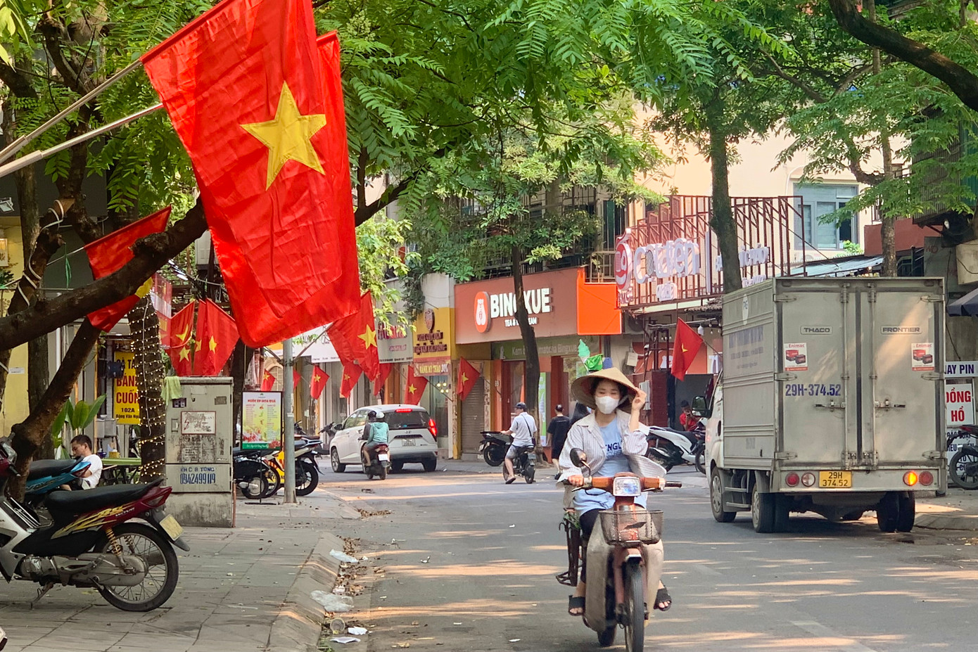 Hình ảnh trên phố Đặng Văn Ngữ.