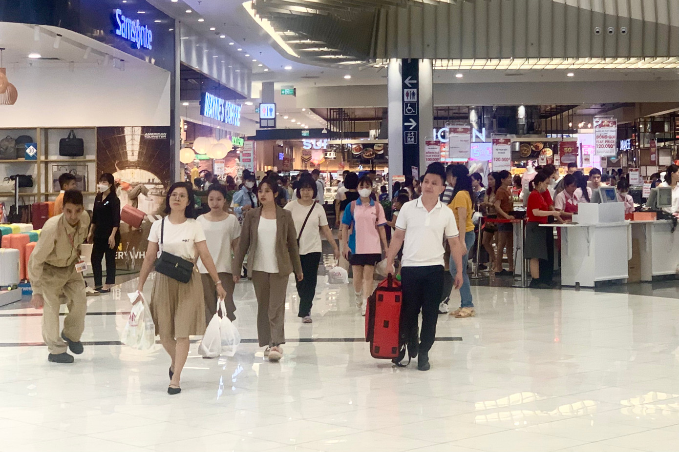 Theo ghi nhận của PV trong ngày nghỉ của kỳ nghỉ lễ 30/4-1/5,' tại các siêu thị, trung tâm thương mại ở Hà nội luôn trong tình trạng tấp nập. Người dân đến đây vừa để vui chơi, mua sắm, vừa để "trốn nắng".