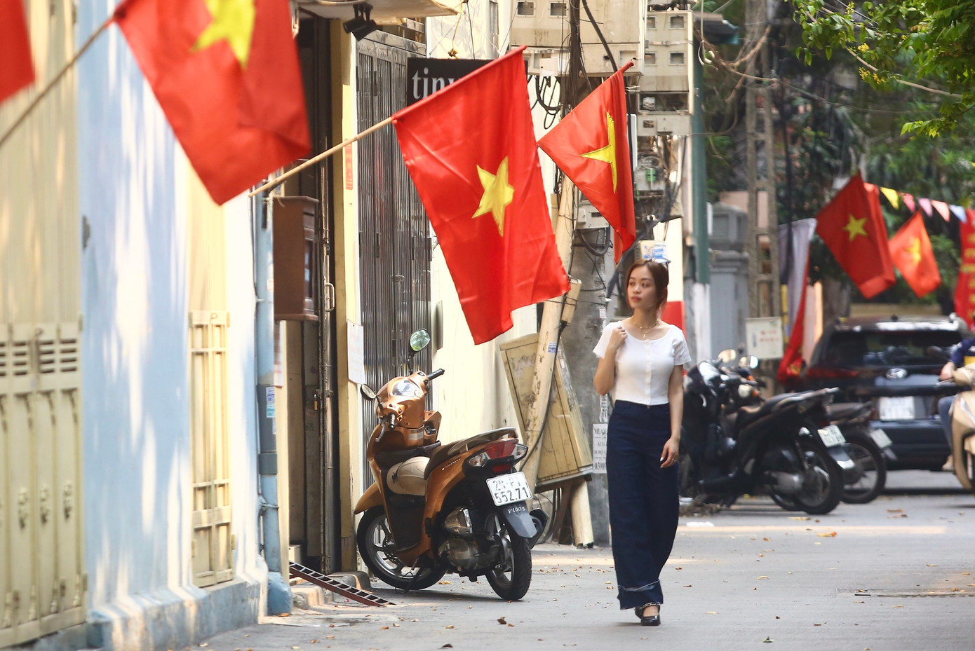 Thiếu nữ thả dáng bên Quốc kỳ ngày 30/4.