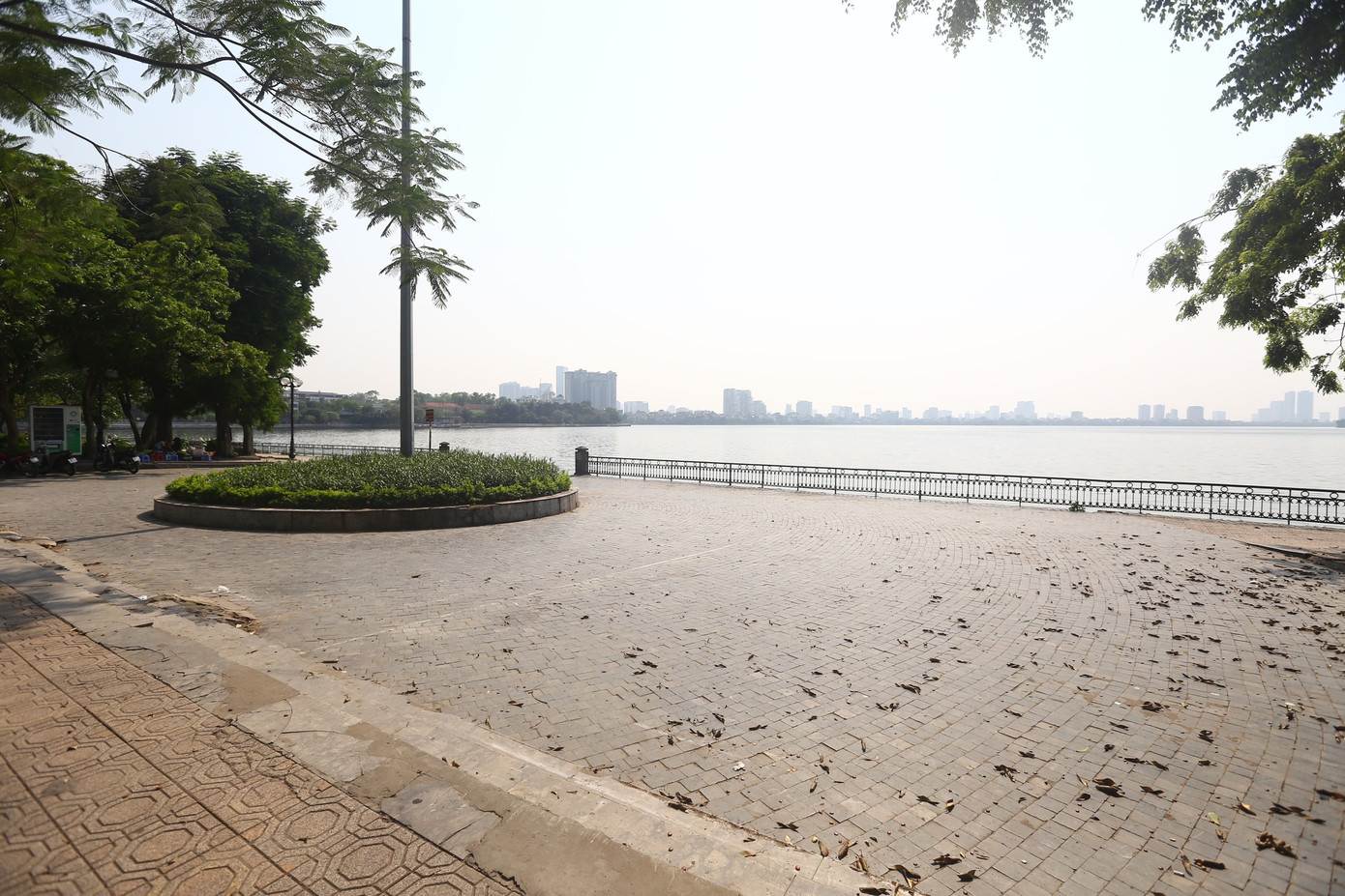 Khu vực hồ Tây vắng lặng trước thời tiết nắng nóng.