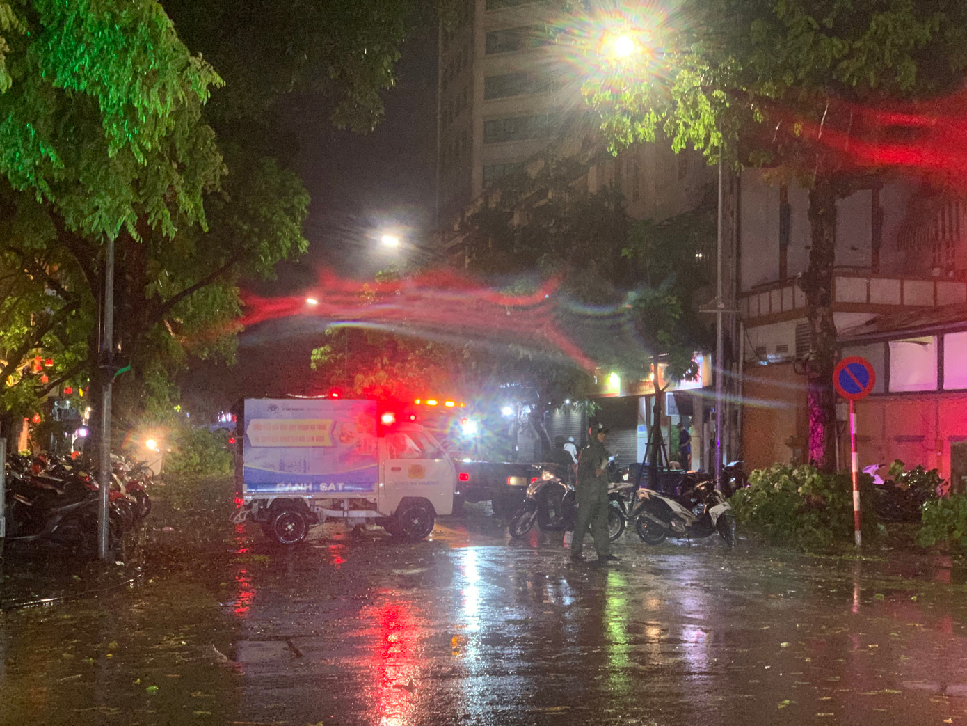 Lực lượng chức năng có mặt cấm đường, phân luồng giao thông tại đây.