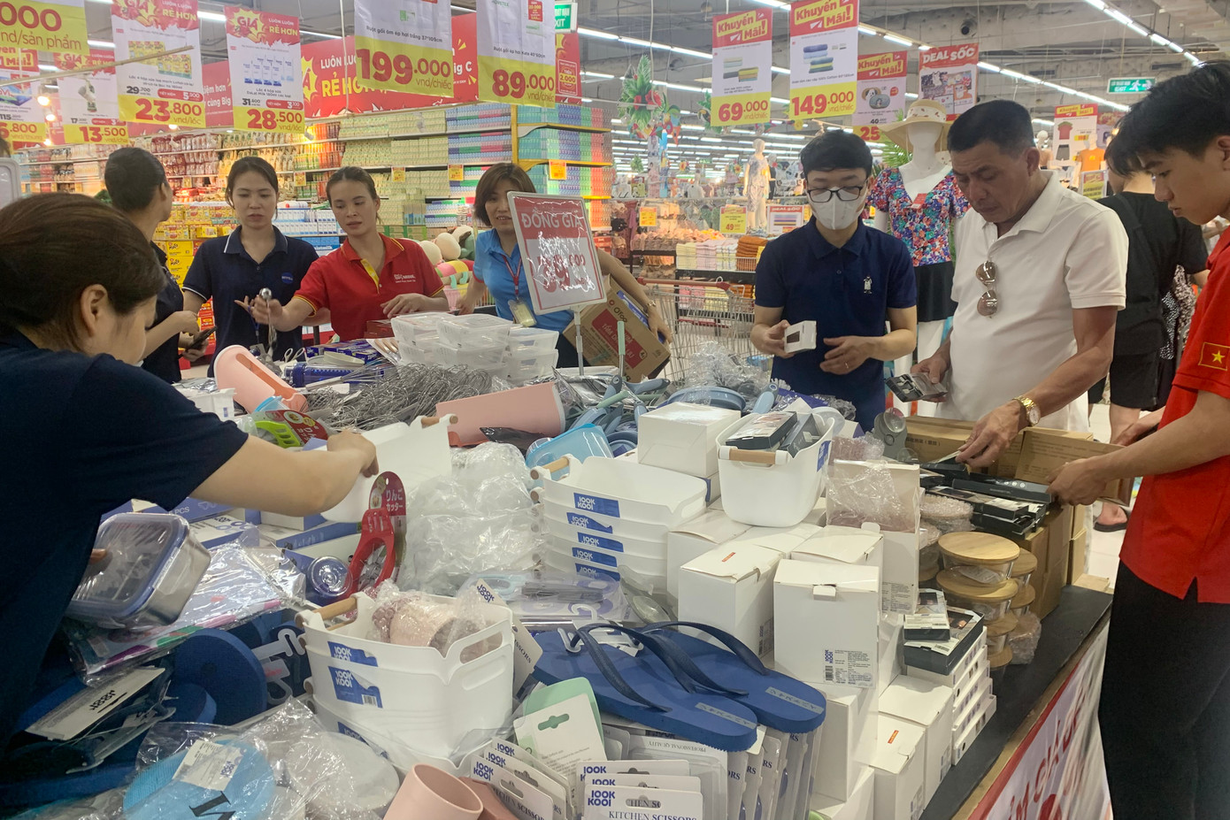 Các quầy khuyến mãi, giảm giá hút khách mua trong kỳ nghỉ lễ này.