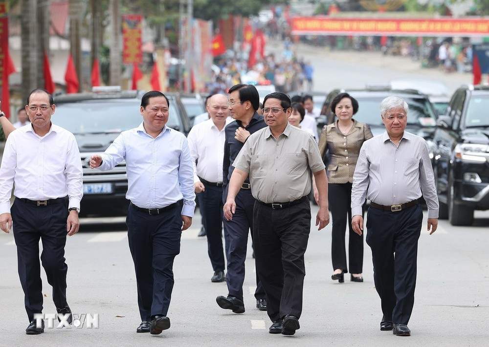 Thủ tướng Phạm Minh Chính, Chủ tịch Hội đồng Thi đua-Khen thưởng Trung ương, đến dự Lễ phát động Phong trào thi đua “Xóa nhà tạm, nhà dột nát” trong cả nước. (Ảnh: Dương Giang/TTXVN)