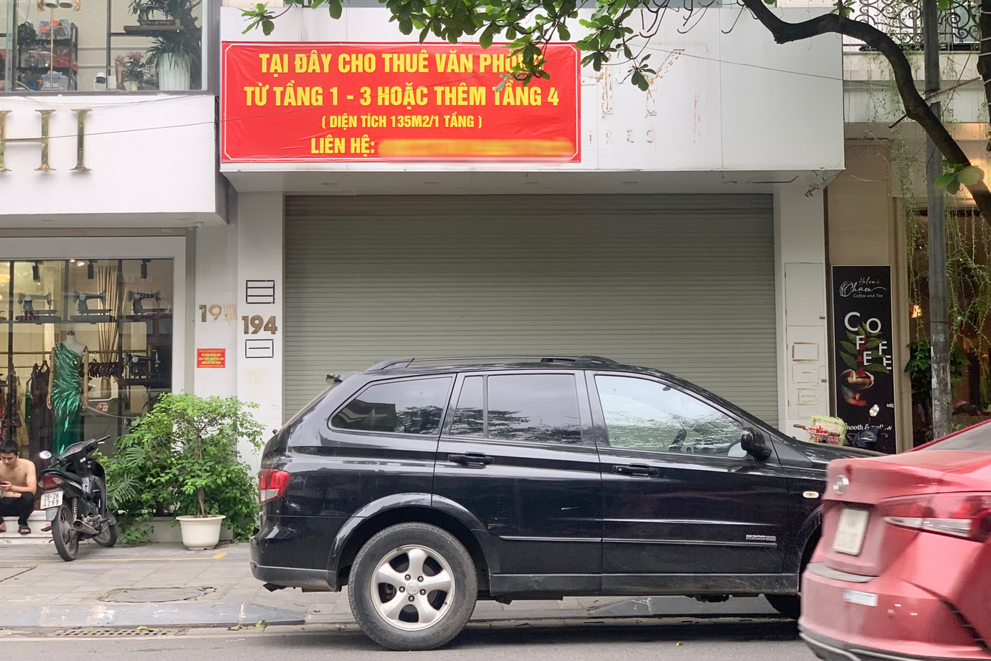 Cứ 3-4 nhà trên tuyến phố đắt đỏ này lại có một nhà treo biển cho thuê. Cứ 3-4 nhà trên tuyến phố đắt đỏ này lại có một nhà treo biển cho thuê.