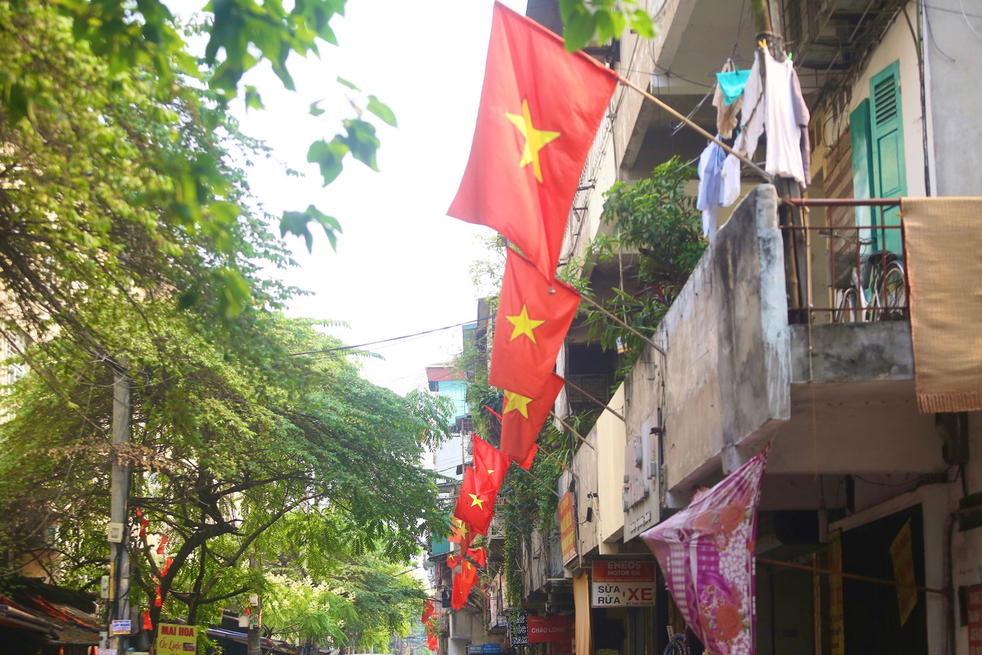 Góc phố Trần Quý Cáp rực rỡ màu cờ.