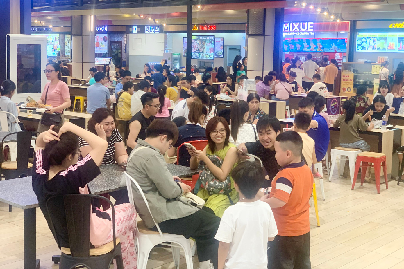 Lượng khách đổ về ngày càng đông đặc biệt vào buổi trưa và đầu giờ chiều.