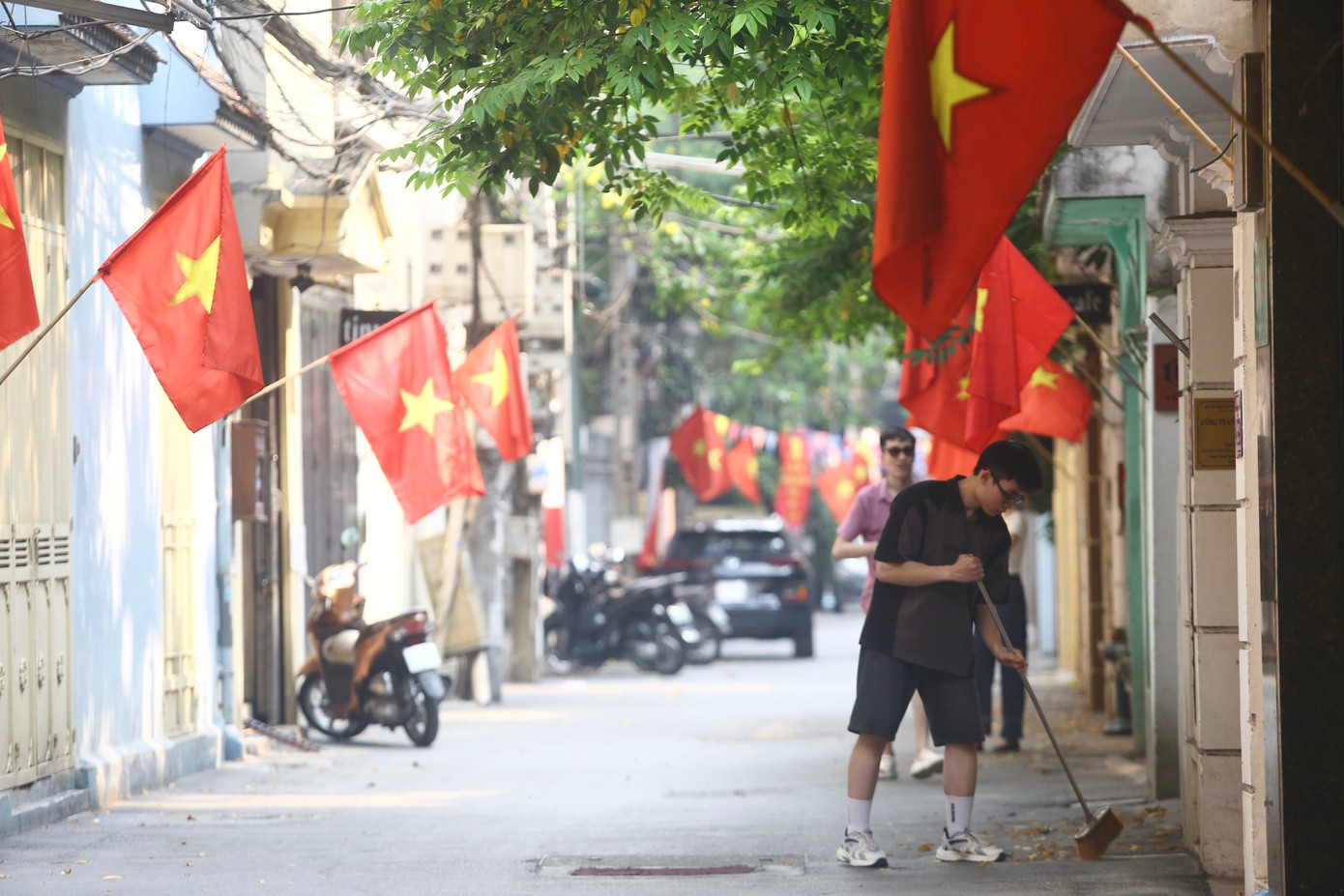 Hình ảnh rực rỡ tại một con ngõ phố Nguyễn Viết Xuân.