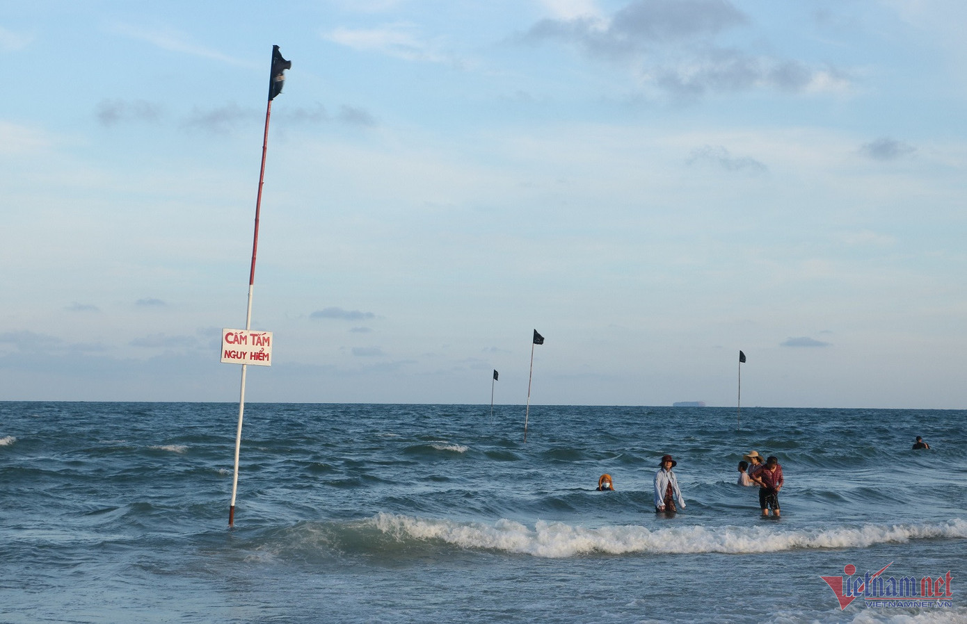 Để đảm bảo an toàn, ngành chức năng Vũng Tàu cắm biển cảnh báo tại các khu vực có ao xoáy, nguyhiểm. Ảnh: Q.H