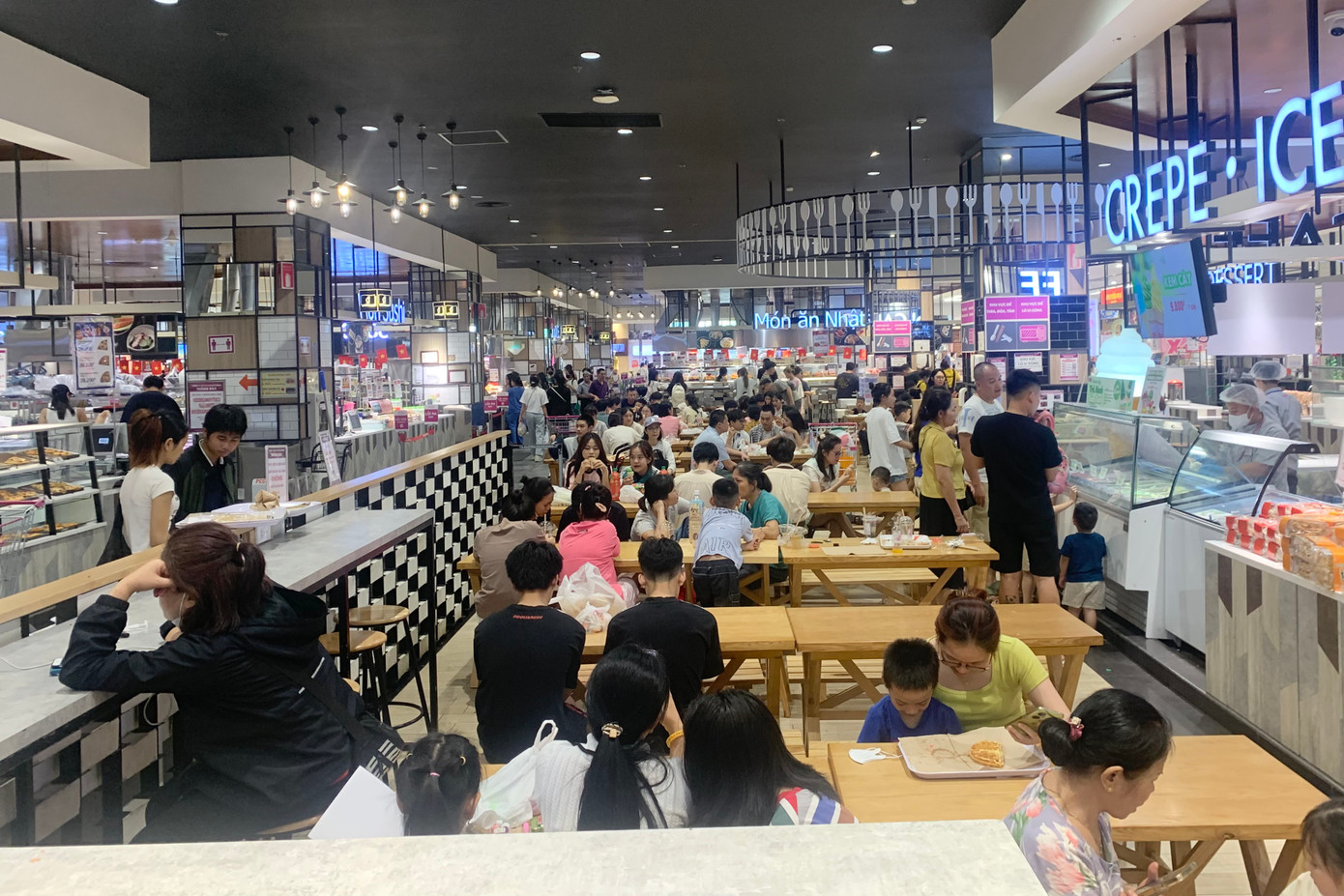 Lượng khách đổ về ngày càng đông đặc biệt vào buổi trưa và đầu giờ chiều.