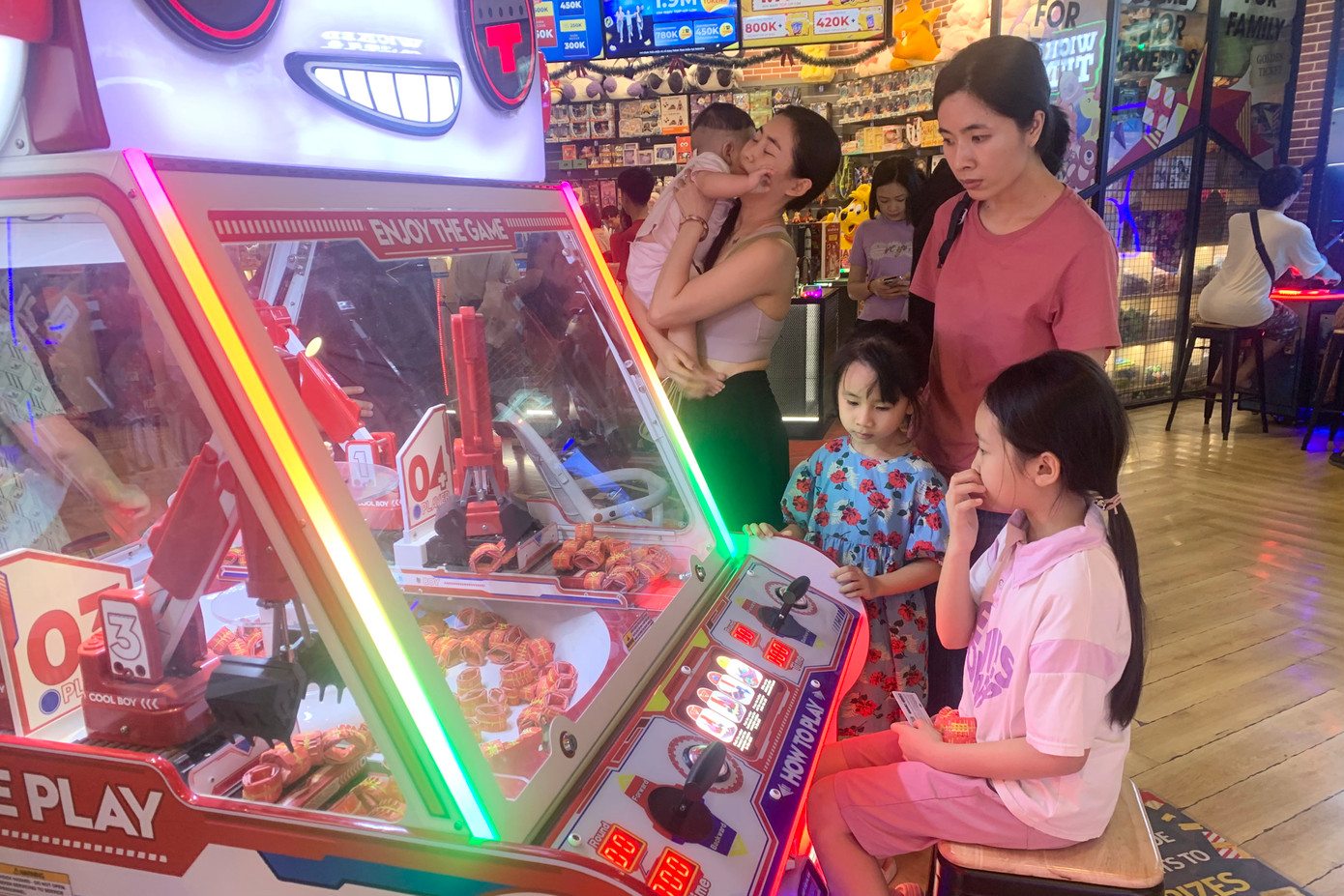 Khu vui chơi đông đúc, xếp hàng để đến lượt.