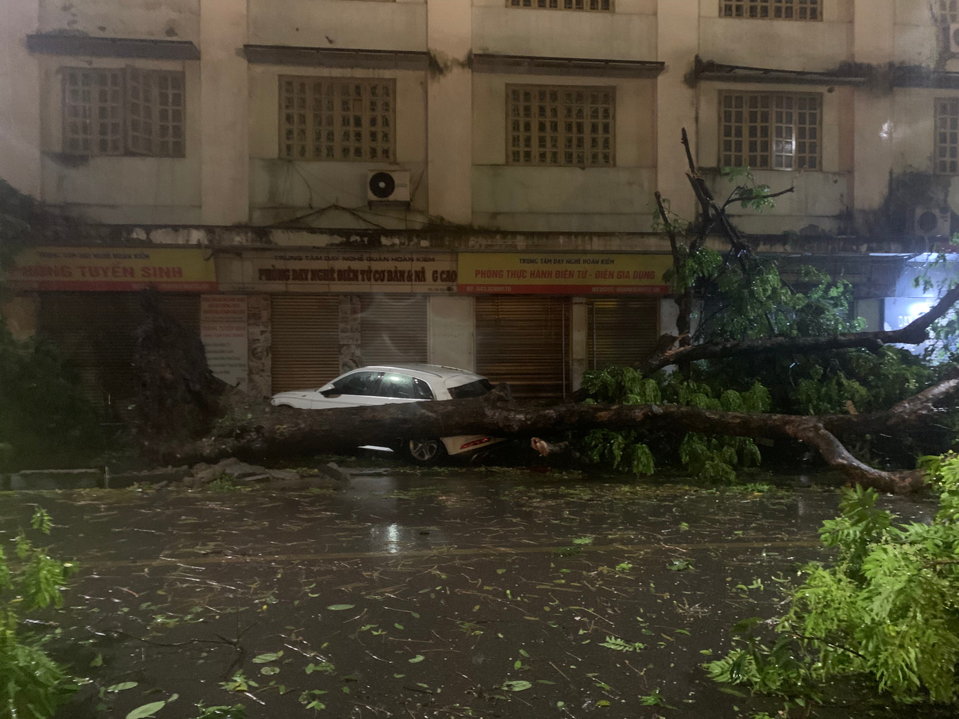Ghi nhận của PV, cây cổ thụ trên phố Quán Sứ bật gốc đổ xuống đường, đè bẹp nhiều ô tô. Người dân ở đây cho biết, chỉ sau khoảng 30 phút mưa giông thì cây bất ngờ đổ xuống tạo tiếng kêu to, trúng ô tô, rất may không có thiệt hại về người.
