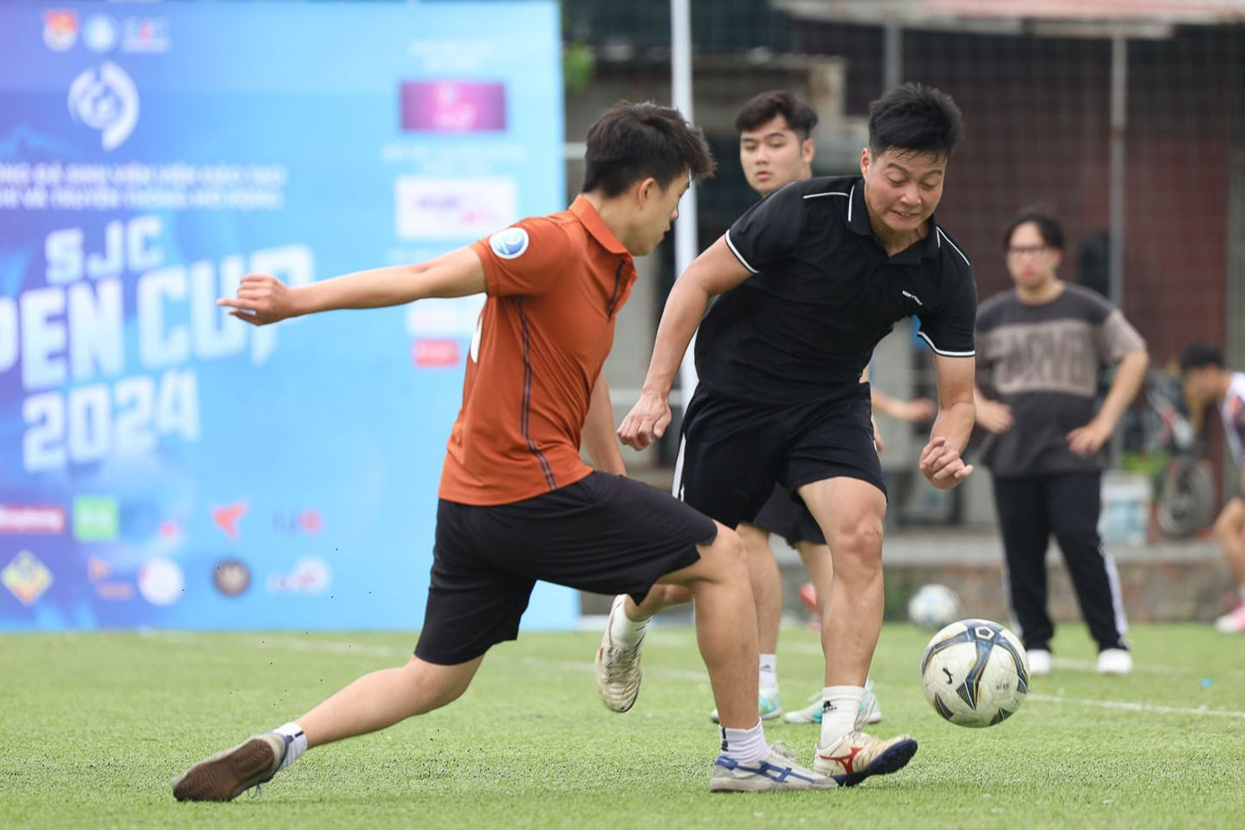 Báo Tiền Phong sớm có bàn thắng mở màn chỉ sau 2’. Thừa thắng xông lên, Báo Tiền Phong tạo ra những tình huống nguy hiểm trước khung thành của SJC 2 trong suốt 2 hiệp đấu. Báo Tiền Phong sớm có bàn thắng mở màn chỉ sau 2’. Thừa thắng xông lên, Báo Tiền Phong tạo ra những tình huống nguy hiểm trước khung thành của SJC 2 trong suốt 2 hiệp đấu.