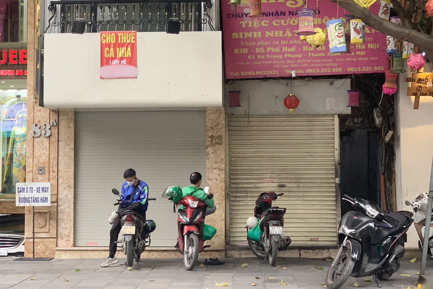 Chị Nga, một tiểu thương kinh doanh quần áo chia sẻ: "Mặt bằng trên phố Huế đắt đỏ, chi phí lớn, hơn nữa người tiêu dùng sau đợt dịch COVID-19 chuyển sang mua hàng online nên rất khó để kinh doanh tại đây". Chị Nga, một tiểu thương kinh doanh quần áo chia sẻ: "Mặt bằng trên phố Huế đắt đỏ, chi phí lớn, hơn nữa người tiêu dùng sau đợt dịch COVID-19 chuyển sang mua hàng online nên rất khó để kinh doanh tại đây".