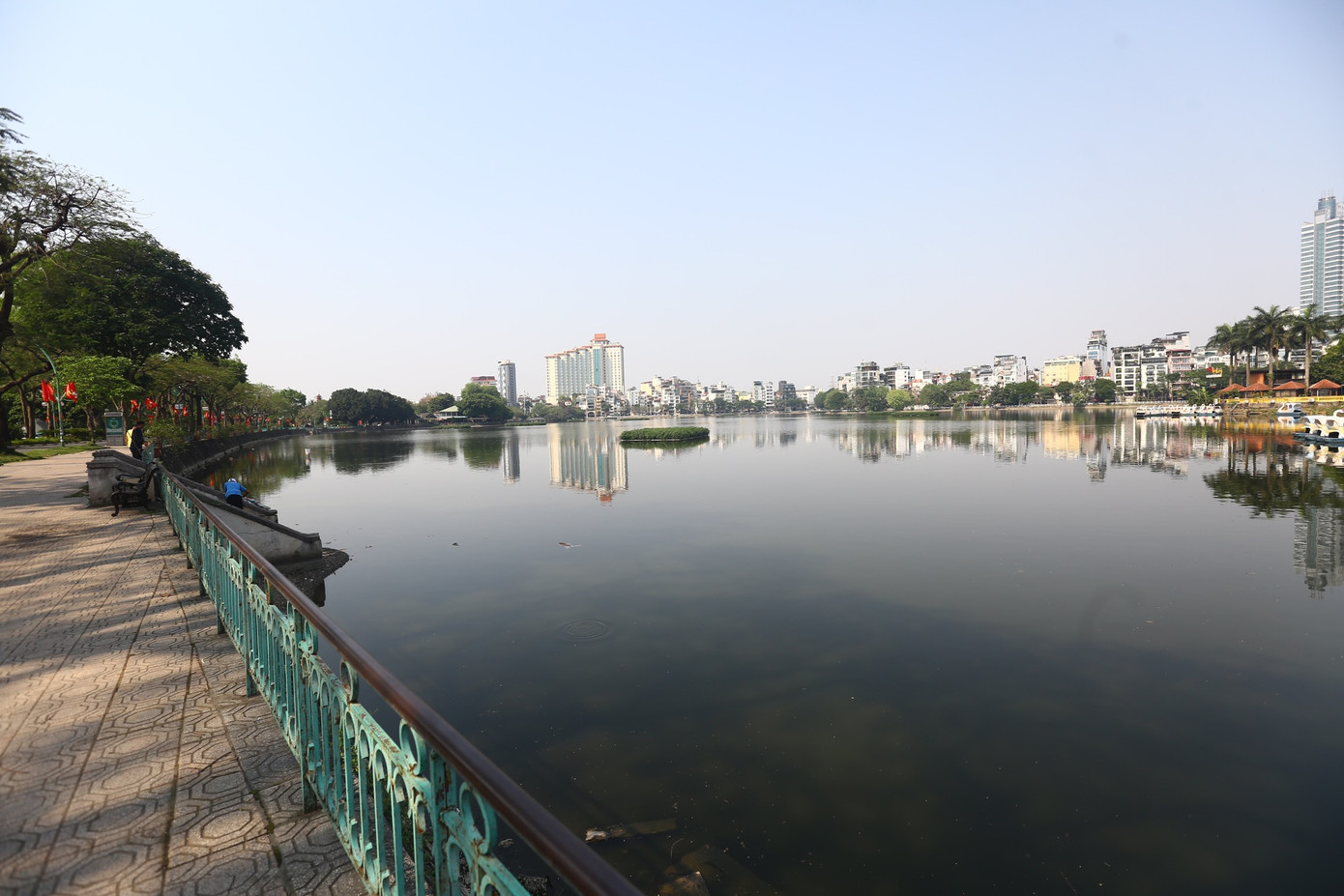 Khu vực hồ Trúc Bạch vắng lặng, không còn cảnh các thuyền đạp vịt đầy hồ.