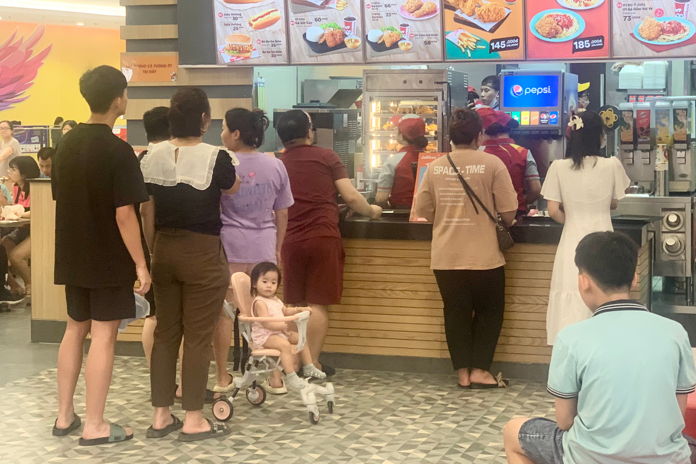 Những quầy ăn uống trong TTTM này đều phải xếp hàng, chờ đến lượt.