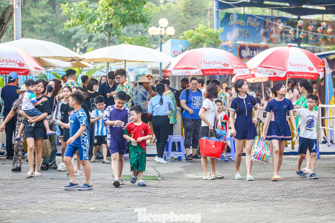 Đại diện Công viên nước Hồ Tây cho biết, trong dịp nghỉ lễ 30/4 -1/5 này, đơn vị dự kiến đón hơn một vạn lượt khách mỗi ngày.