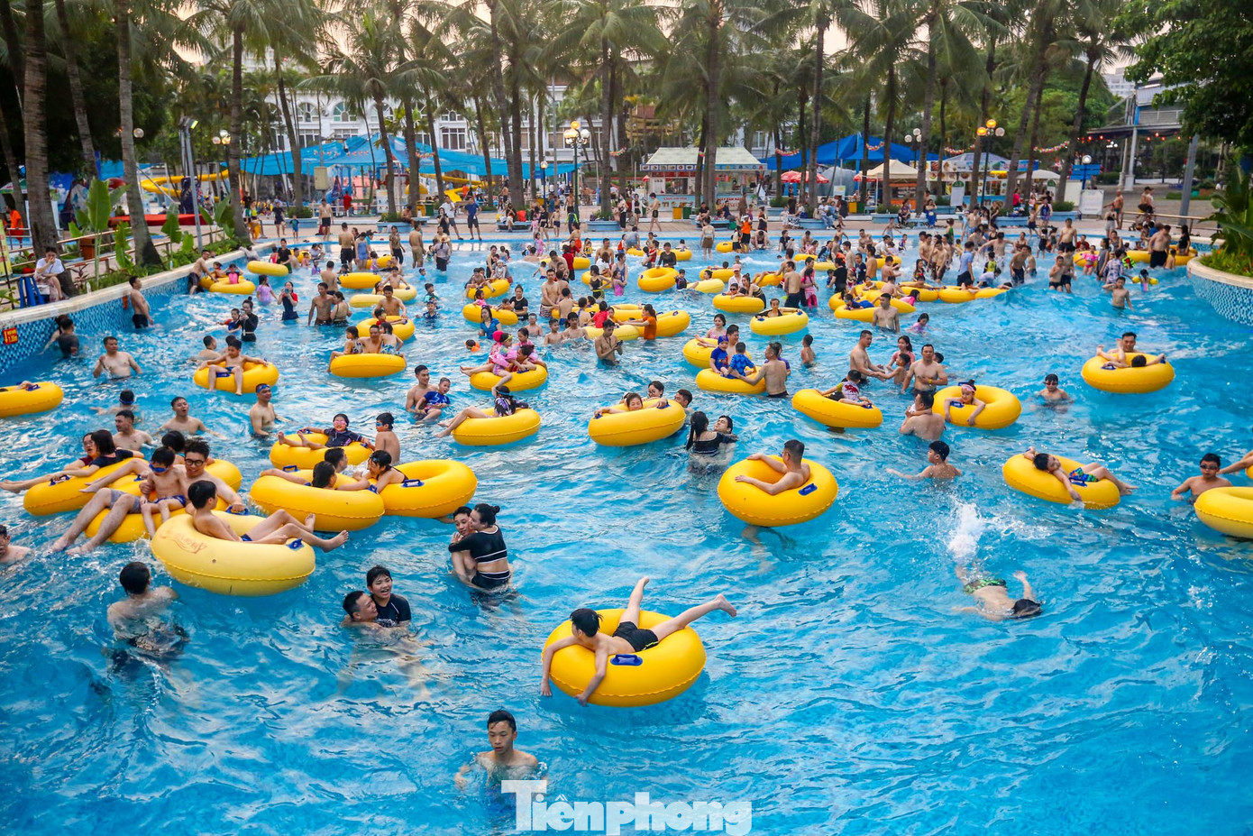 Thời tiết tại Hà Nội dịp nghỉ lễ có phần nắng nóng, nhiệt độ lên đến 39 độ C nên nhiều người đã lựa chọn Công viên nước Hồ Tây để vui chơi.