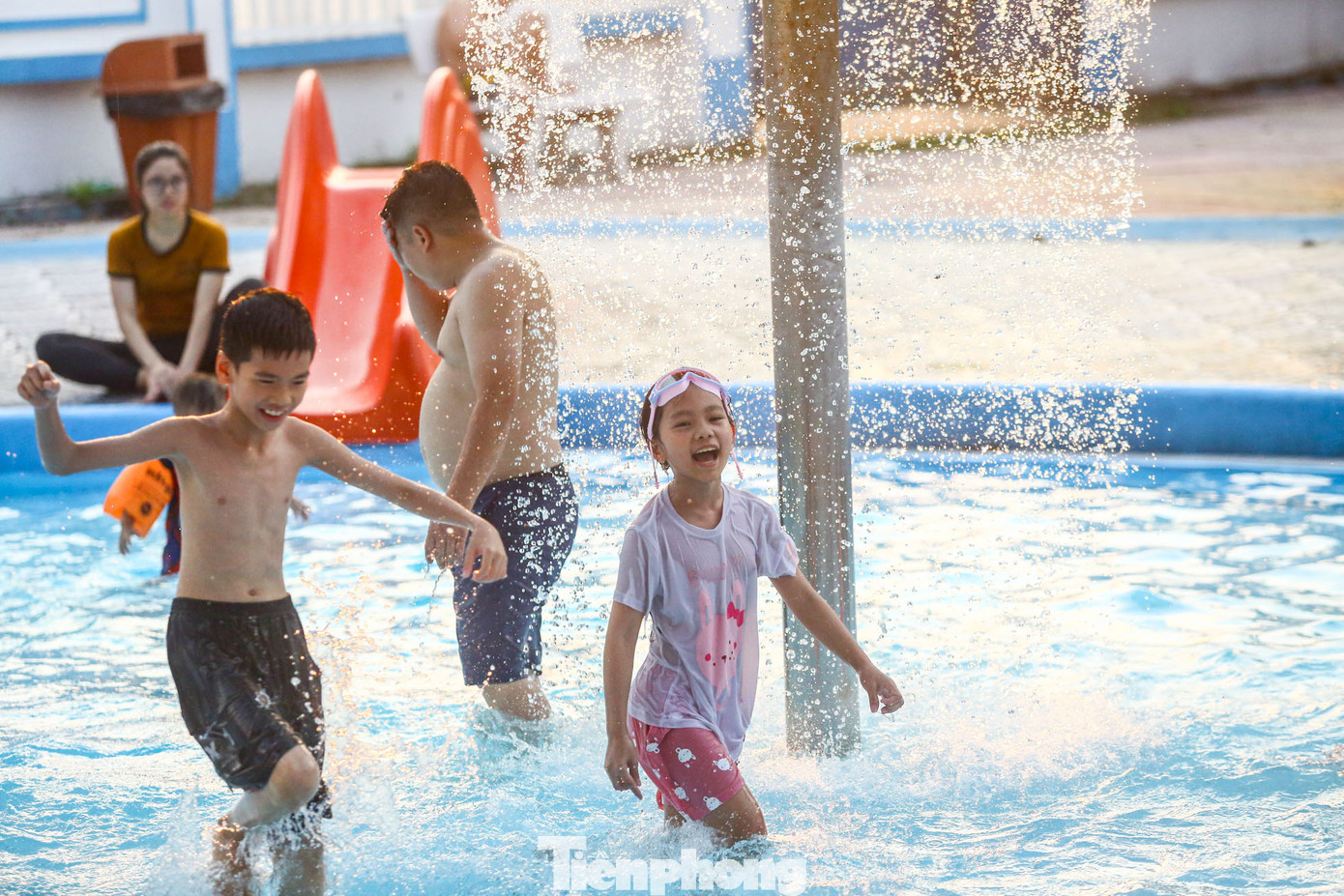 Nhiều trẻ em được phụ huynh đưa đến công viên nước giải nhiệt trong kỳ nghỉ lễ 30/4-1/5 khi nhiệt độ lên đến 39 độ C.