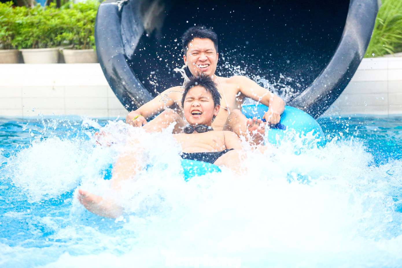 Khu vực trượt ống, trượt nước thu hút nhiều bạn trẻ.