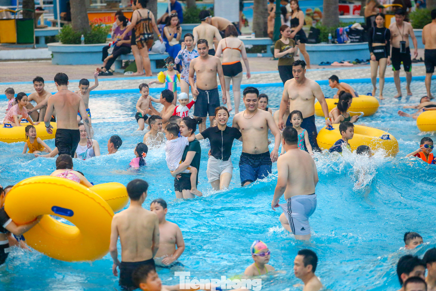 Khu vực bể tạo sóng ken đặc người.